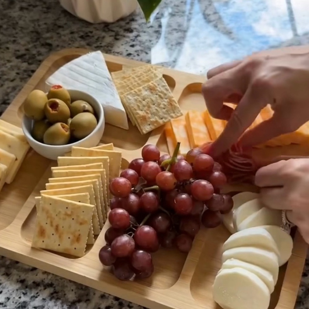 FARBERWARE Charcuterie “TO GO” Board has Compartments & Clear Locking Lid NWT